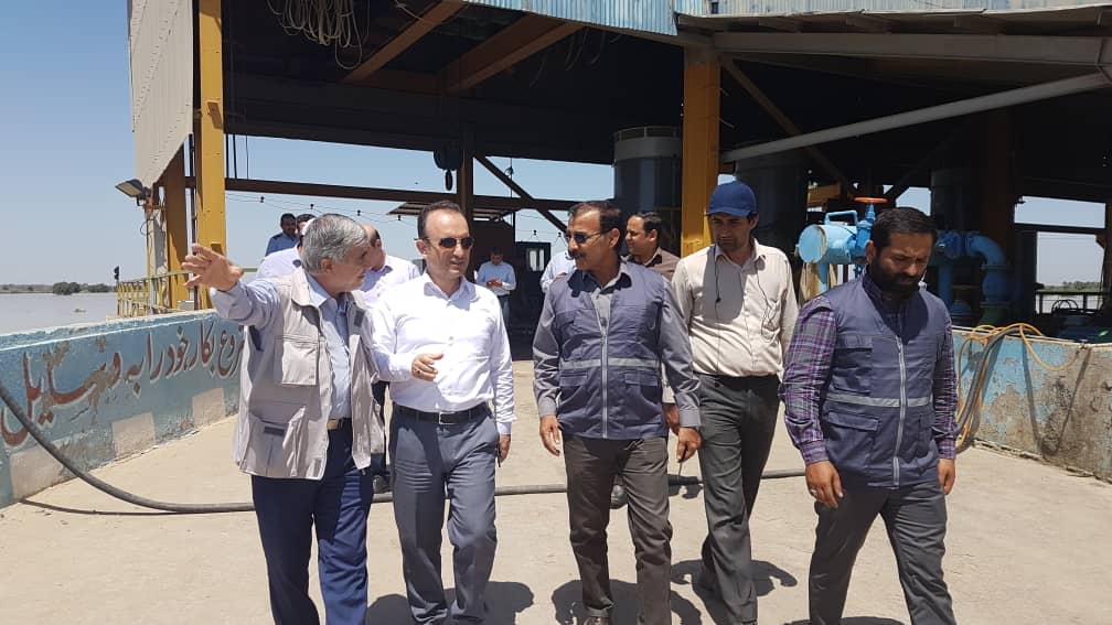 حضور مدیر توسعه منابع انسانی شرکت ملی صنایع پتروشیمی در مناطق سیل زده استان خوزستان