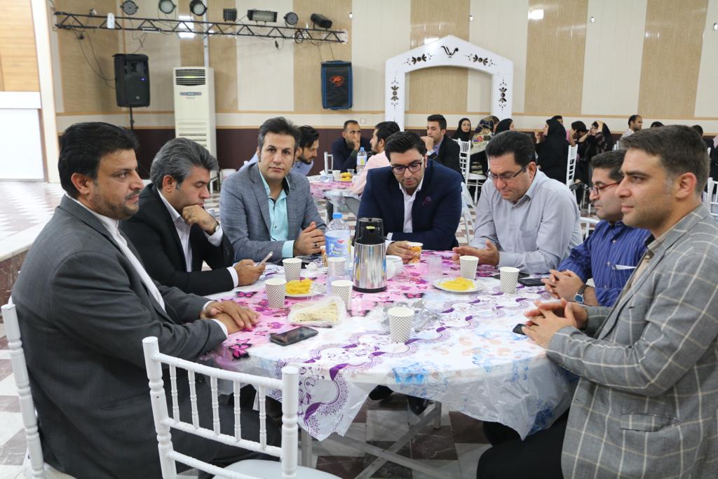 گزارش تصویری ضیافت افطاری به میزبانی جمعی از جوانان فعال سیاسی و اجتماعی استان خوزستان با هدف انسجام هرچه بیشتر جوانان در ماه مبارک رمضان و گلریزان برای کمک به سیل زدگان برگزار شد