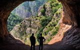 نشانه گذاری مسیر دسترسی به غار ۲۳۰ هزار ساله دربند رودبار با تابلوهای راهنمایی چوبی