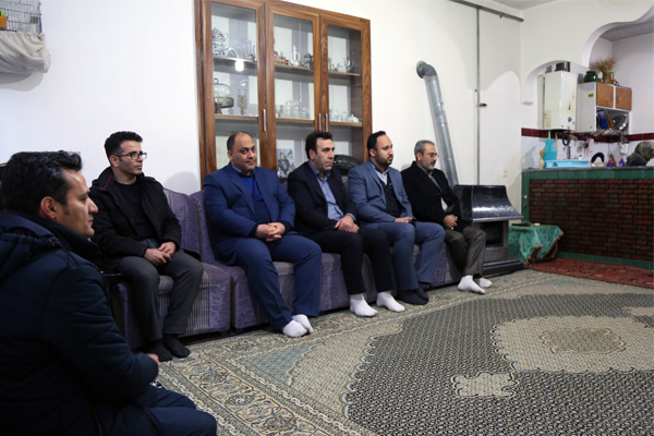 مدیرکل کمیته امداد استان اردبیل در دیدار با خانواده‌های نیازمند عنوان کرد: دیدار با خانواده‌های تحت حمایت، توان‌افزایی برای خدمت است