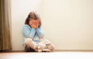 آشنایی با علایم و نشانه های روانشناختی در دوران بحران در کودکان آشنایی با علایم و نشانه های روانشناختی در دوران بحران در کودکان