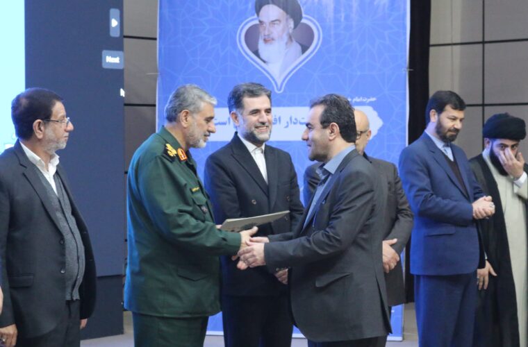 تقدیر فرمانده سپاه حضرت ولی عصر(عج) استان از مدیرعامل شرکت توزیع نیروی برق خوزستان به دلیل تقویت جبهه انقلاب، امیدآفرینی و جهاد تبیین