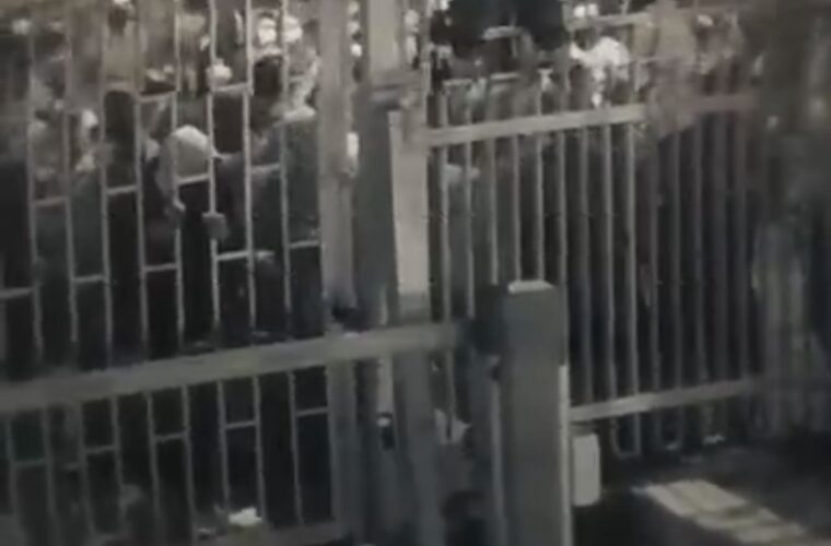 فیلم/حمله تروریست های اغتشاشگر به پارکینگ عمومی در گیلان! فیلم/حمله تروریست های اغتشاشگر به پارکینگ عمومی در گیلان!