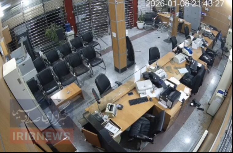 فیلم/ لحظه ورود آشوبگران به یک بانک و سرقت وسایل آن فیلم/ لحظه ورود آشوبگران به یک بانک و سرقت وسایل آن