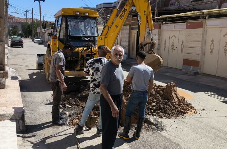 درپی درخواست شهروندان کوی رمضان اهواز مبنی بر شکستگی لوله آب زیرآسفالت درپی درخواست شهروندان کوی رمضان اهواز مبنی بر شکستگی لوله آب زیرآسفالت